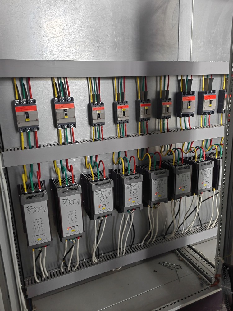 电力调解器负载电压加不上去是什么缘故原由？？？？？？？