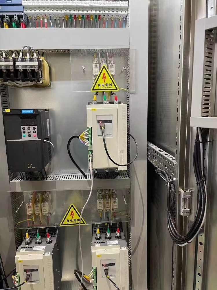 在医疗装备中使用电力调解器，，，，需要重点关注哪些特殊的清静标准？？？？？