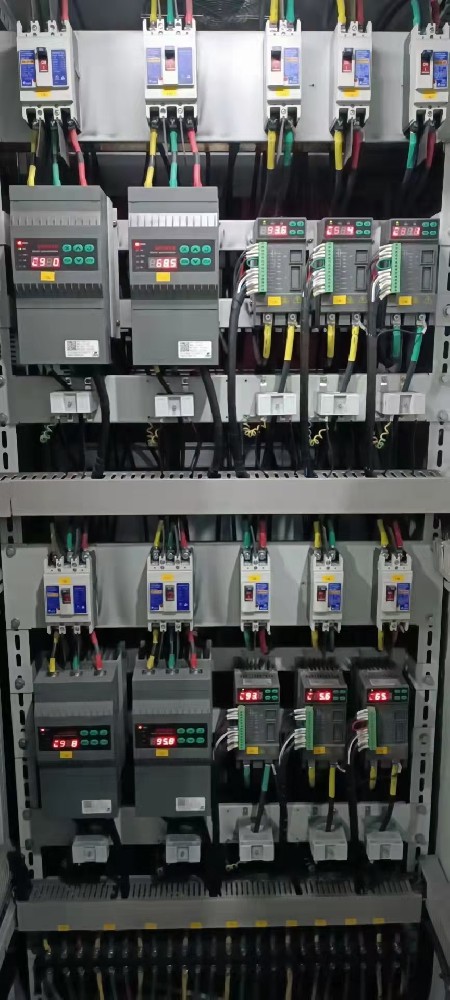 电力调解器在微电网系统中，，，，，，，怎样协调差别能源发电单位的电力输出？？？